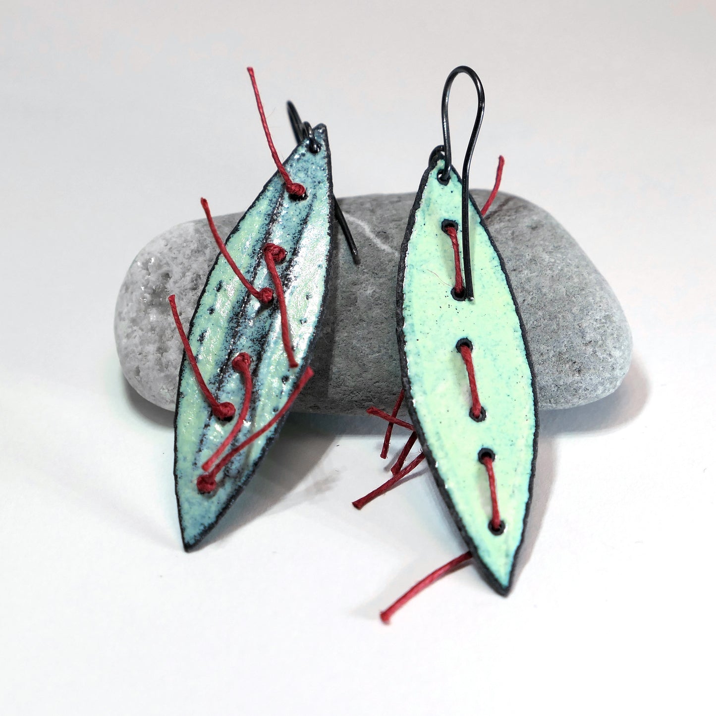 Lozenge pistachio earrings with red linen thread