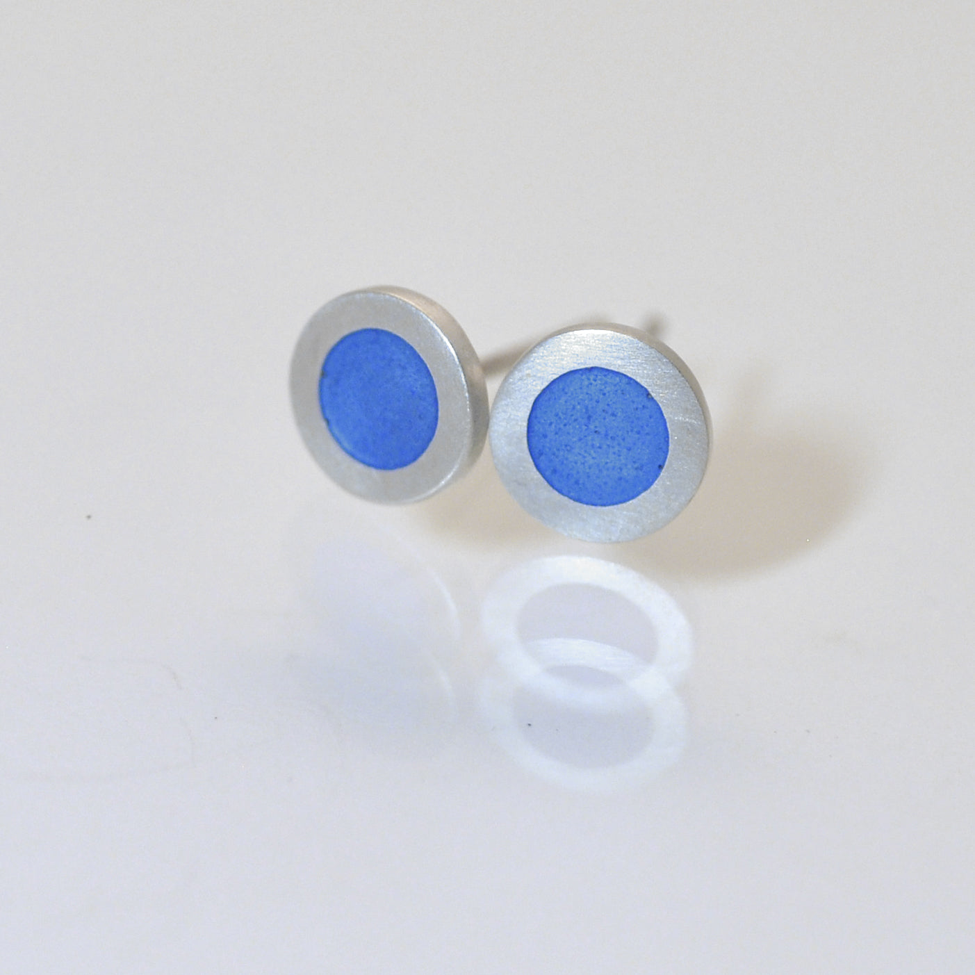 Small round silver flat ear studs, lavender