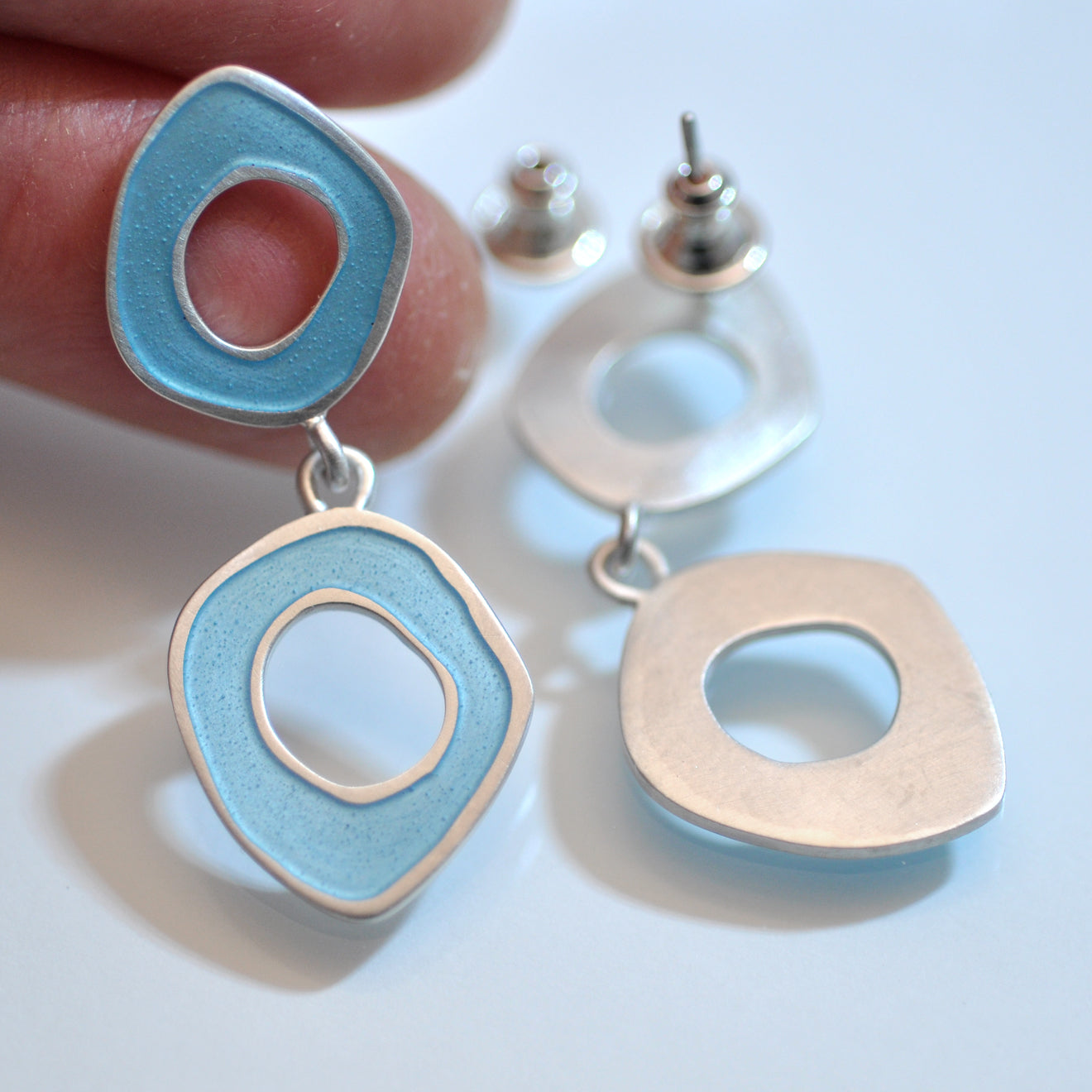 ‘Flat-Boulder’ earrings, double-loop, light turquoise blue