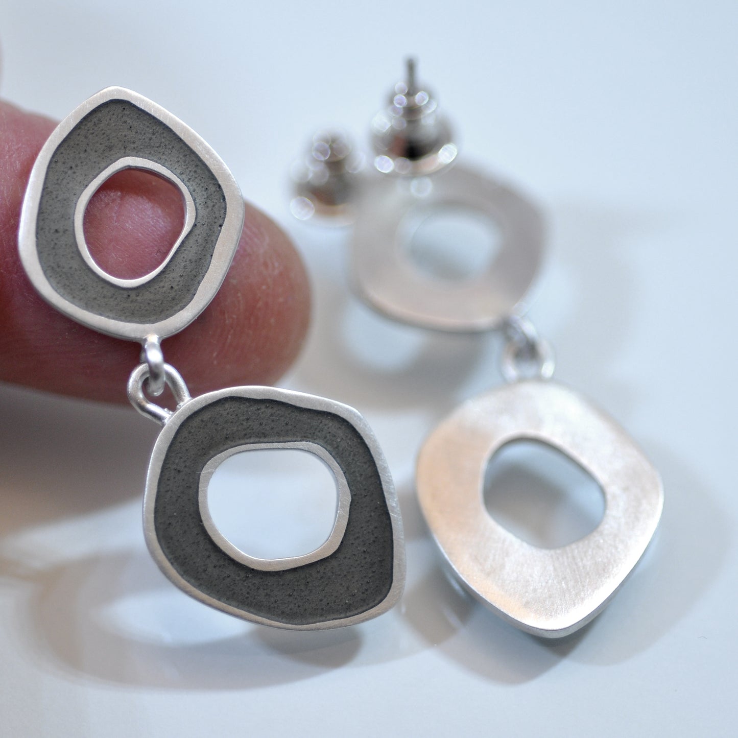 ‘Flat-Boulder’ earrings, double-loop, earth grey colour