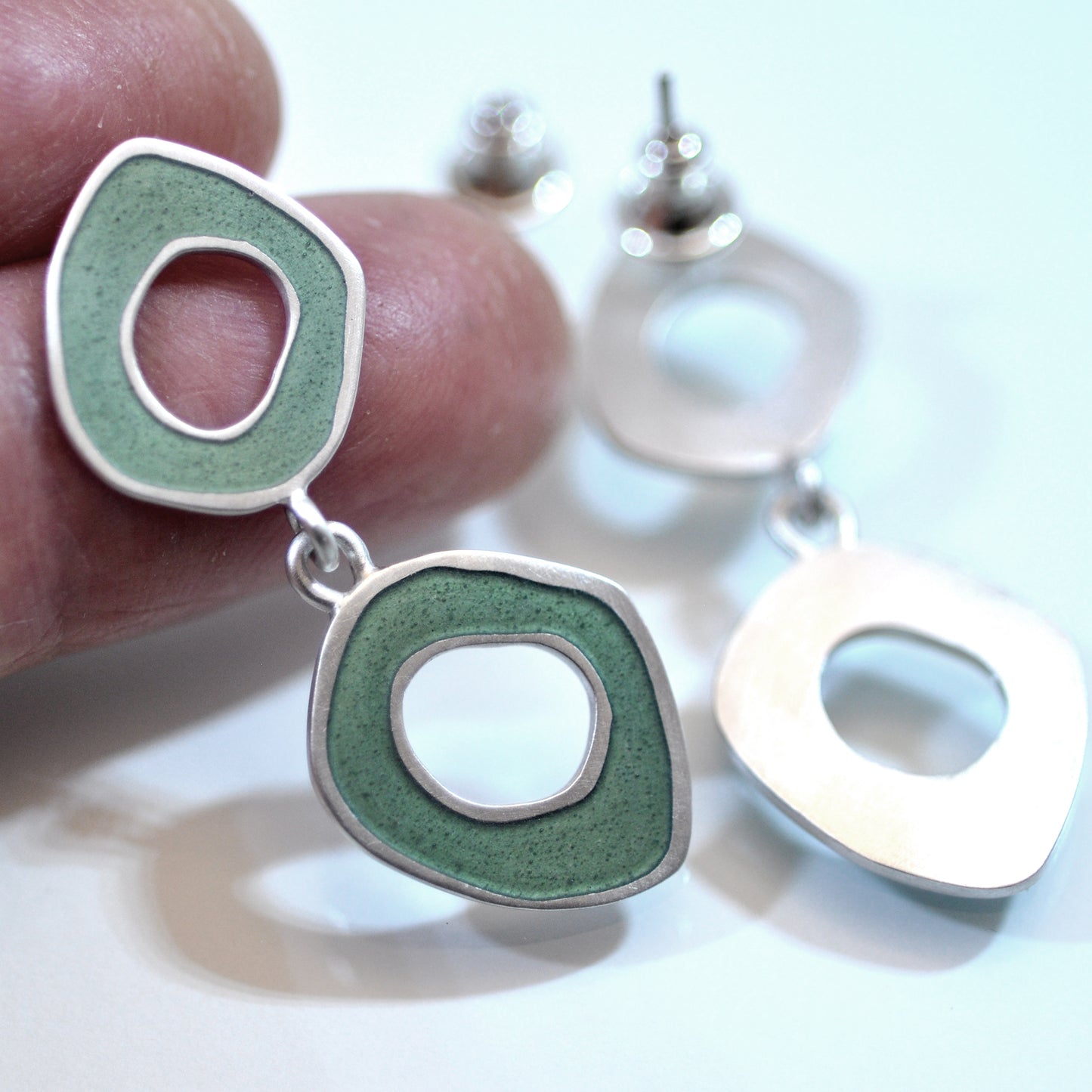 ‘Flat-Boulder’ earrings, double loop, green grey
