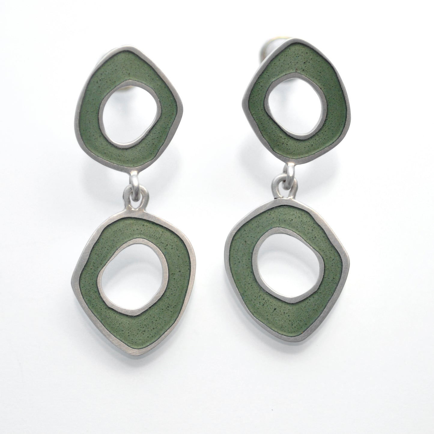 ‘Flat-Boulder’ earrings, double loop, green grey