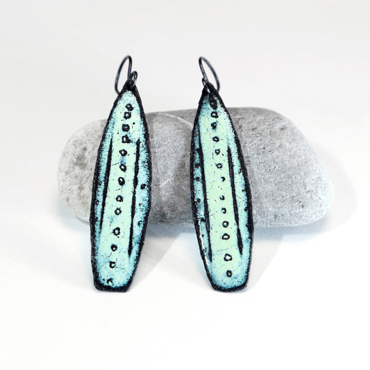 Pistachio earrings long and slender