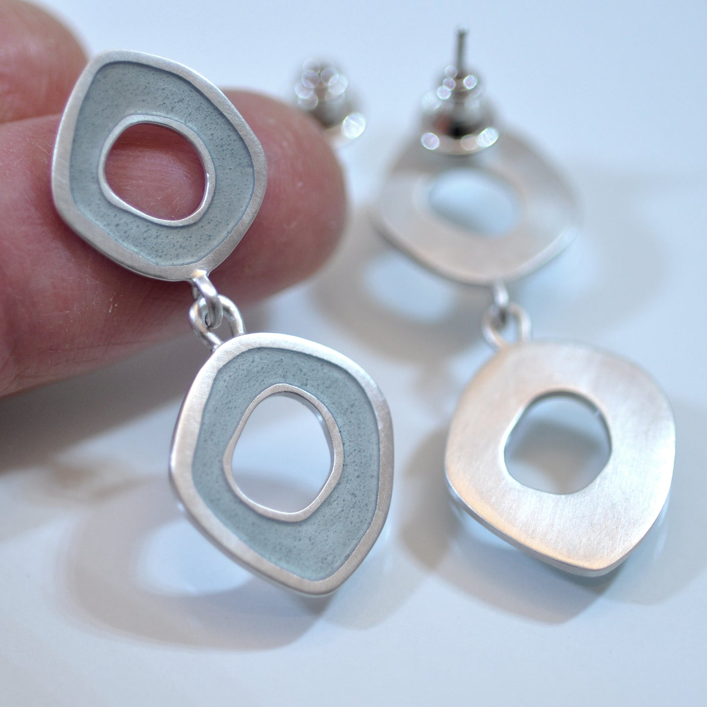 ‘Flat-Boulder’ earrings, double-loop, colour mouse grey