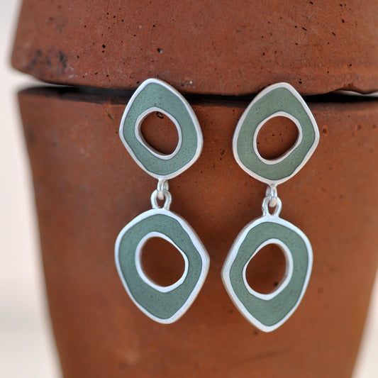 ‘Flat-Boulder’ earrings, double loop, green grey