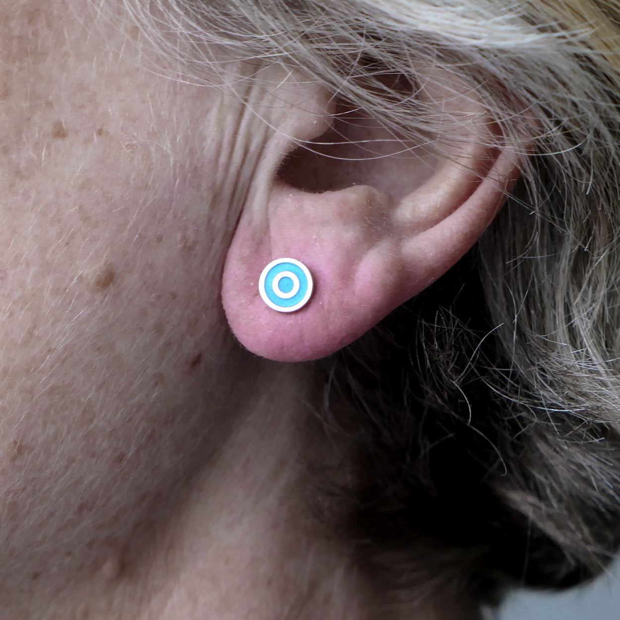 Small round silver ear-stud, concentric. Blue turquoise