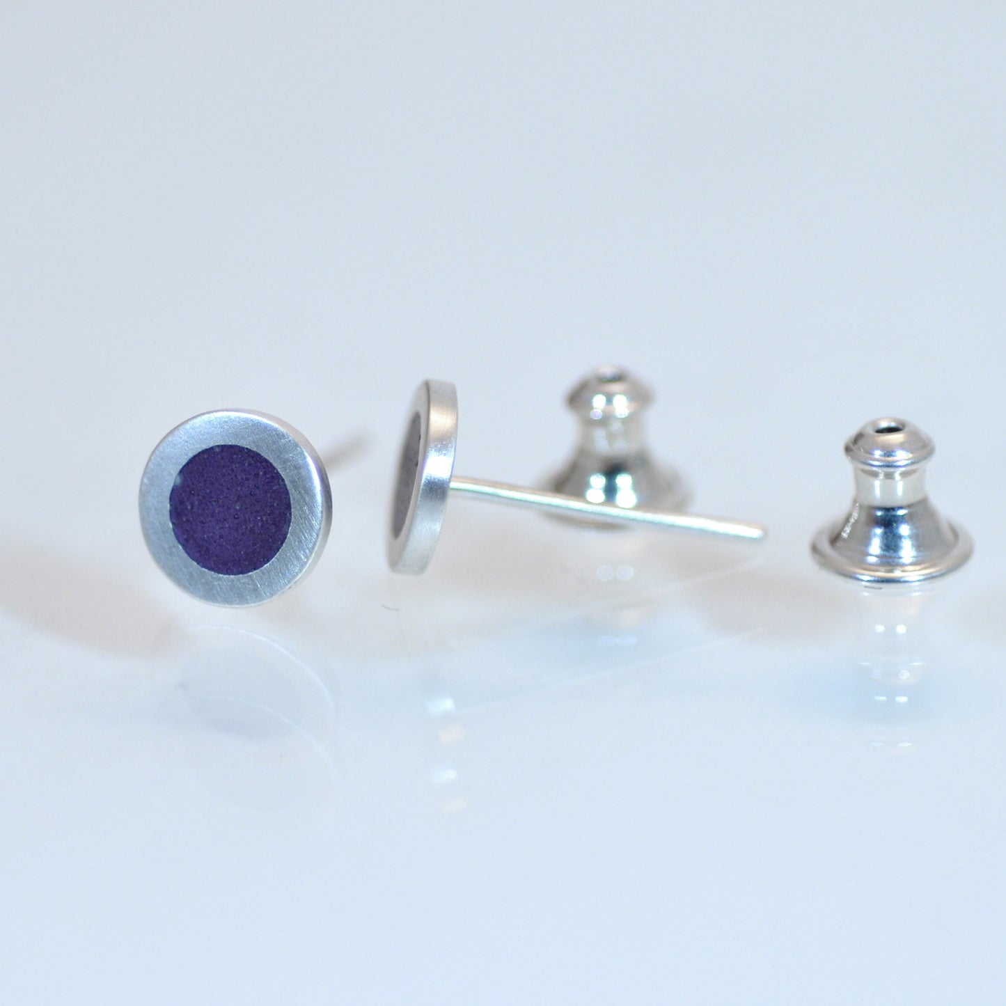 Small round silver flat ear studs, light purple