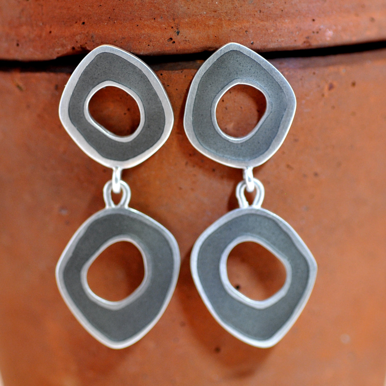 ‘Flat-Boulder’ earrings, double-loop, earth grey colour