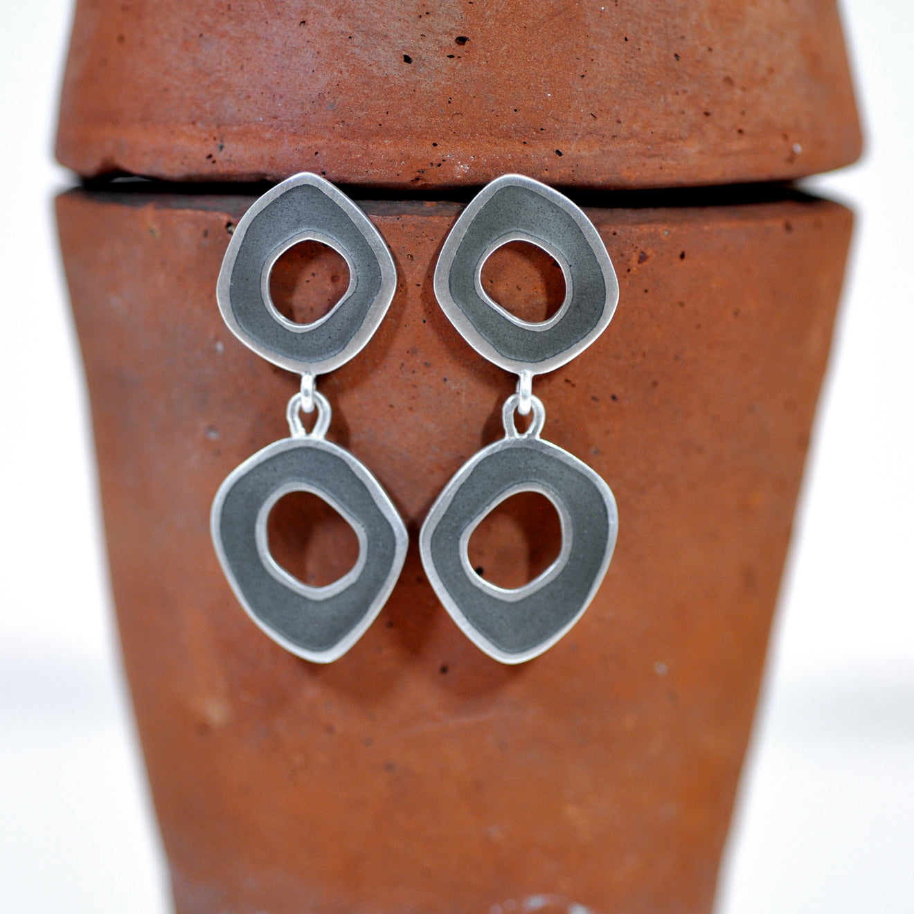 ‘Flat-Boulder’ earrings, double-loop, earth grey colour