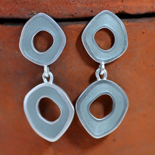 ‘Flat-Boulder’ earrings, double-loop, colour mouse grey