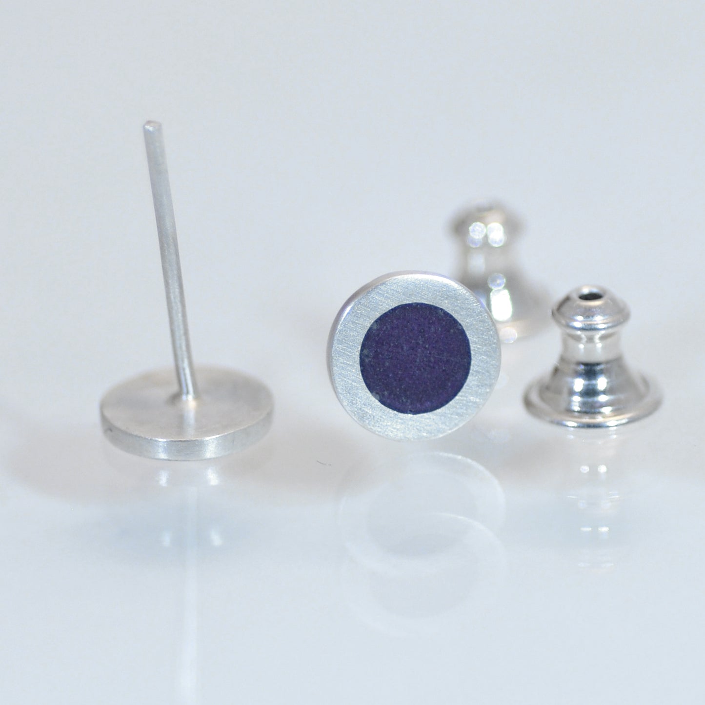Small round silver flat ear studs, light purple