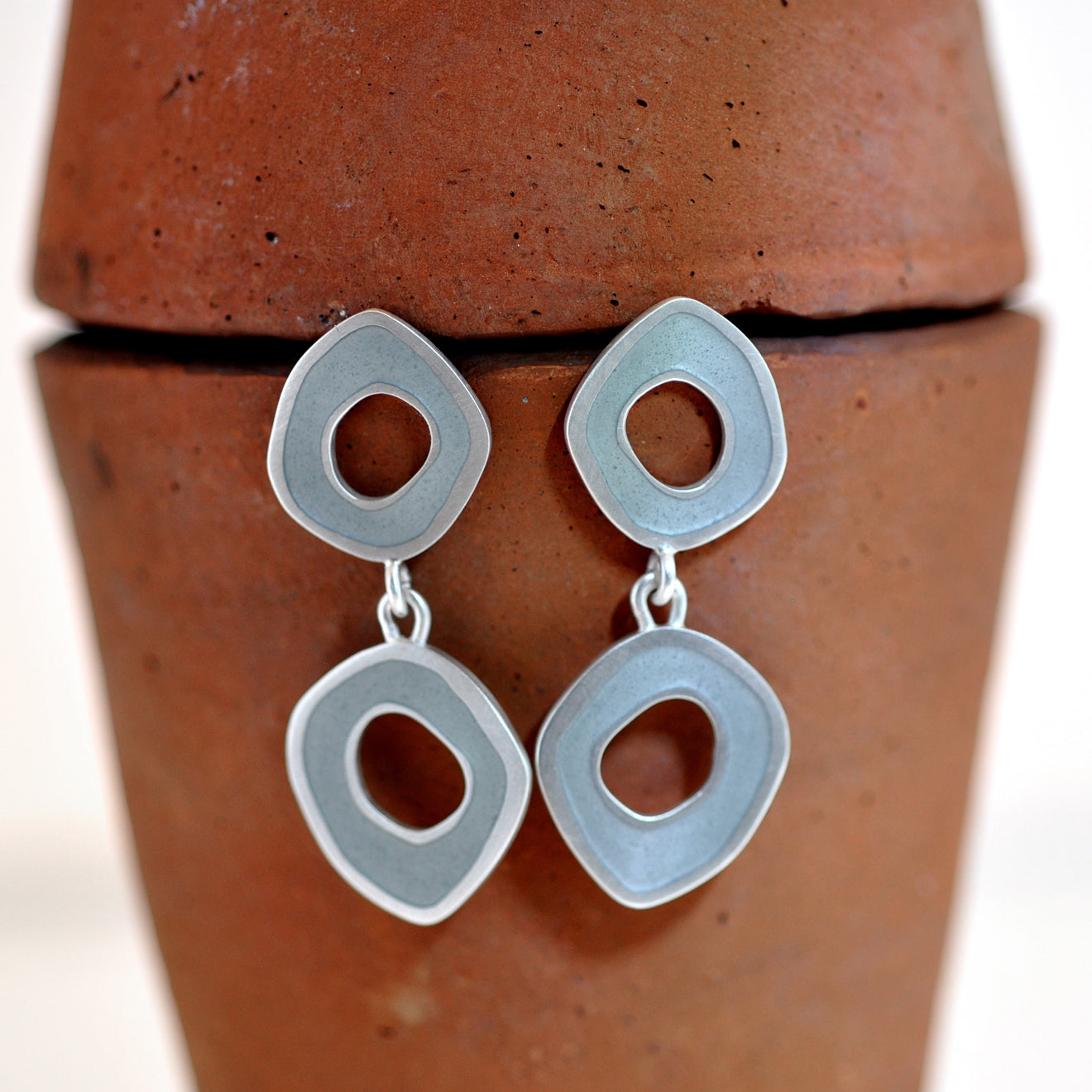 ‘Flat-Boulder’ earrings, double-loop, colour mouse grey