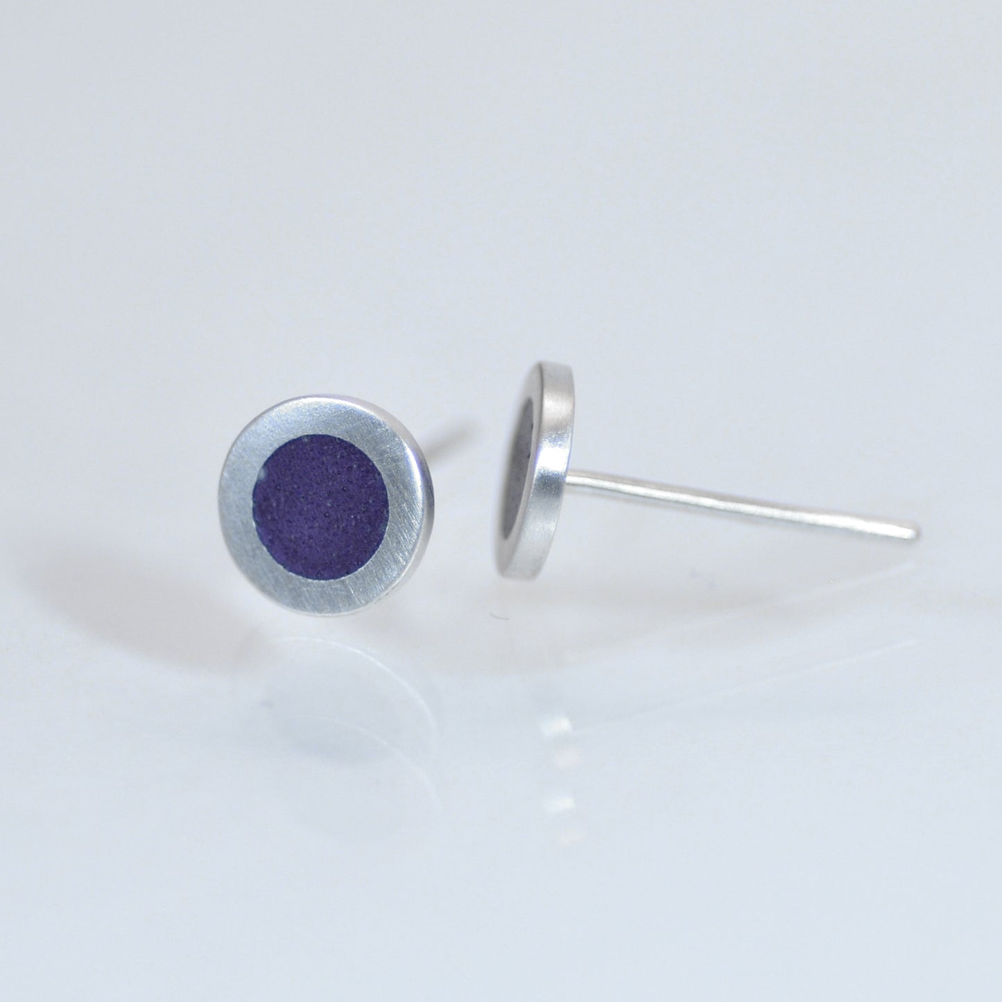 Small round silver flat ear studs, light purple